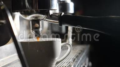 慢动作录像。 咖啡机在咖啡馆里做浓缩咖啡。 咖啡吧台的咖啡师。 咖啡浓缩咖啡